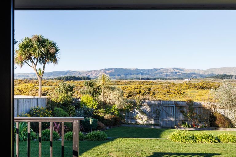 Photo of property in 12 Ron Place, Fitzherbert, Palmerston North, 4410