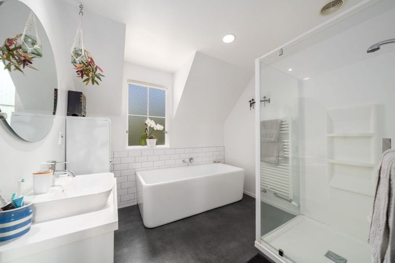 Photo of property in 2 Newnham Court, Tawa, Wellington, 5028