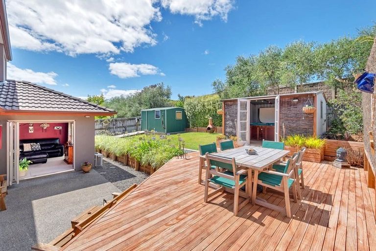 Photo of property in 6 Fairford Avenue, Henderson, Auckland, 0612