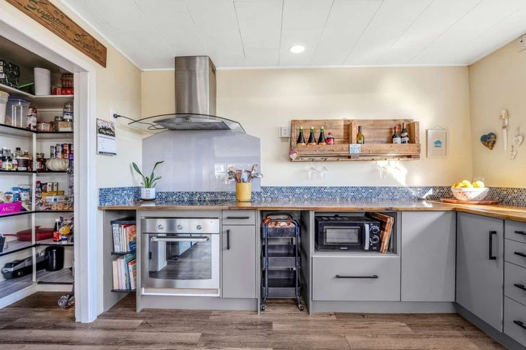 Photo of property in 37 Kawaha Point Road, Fairy Springs, Rotorua, 3015