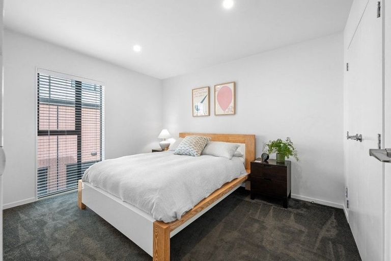 Photo of property in 15 Korama Lane, New Lynn, Auckland, 0600