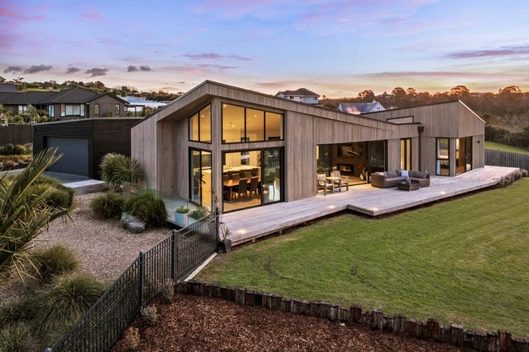Photo of property in 7 Laguna Place, Matakatia, Whangaparaoa, 0930