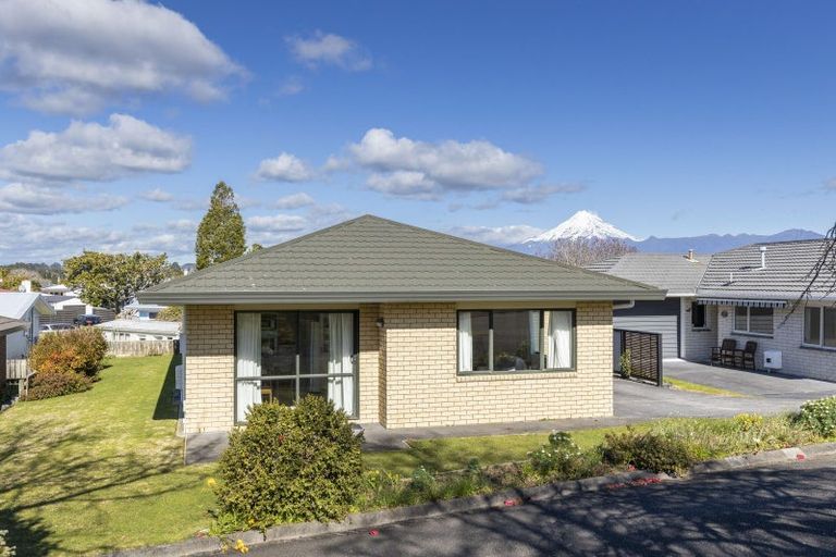 Photo of property in 2/16 Sandel Rise, Merrilands, New Plymouth, 4312
