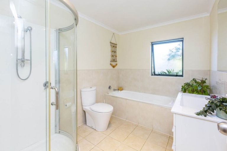 Photo of property in 8 Ronald Scott Grove, Riverstone Terraces, Upper Hutt, 5018