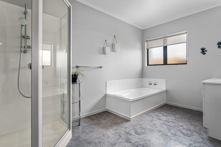 Photo of property in 21 Edgewater Grove, Whakatane, 3120