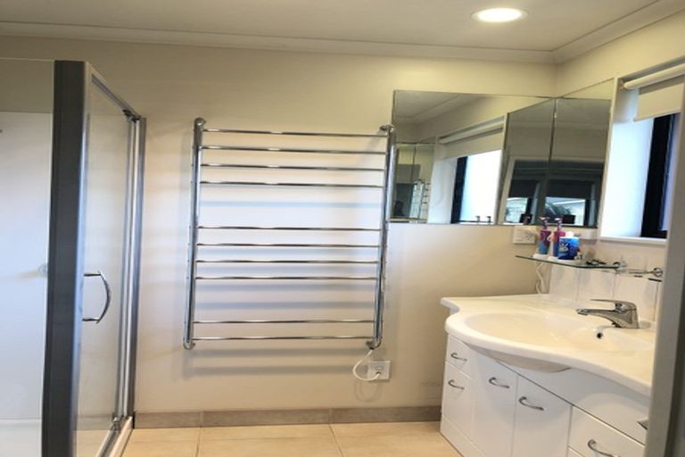 Photo of property in 17 Spoonbill Place, Unsworth Heights, Auckland, 0632