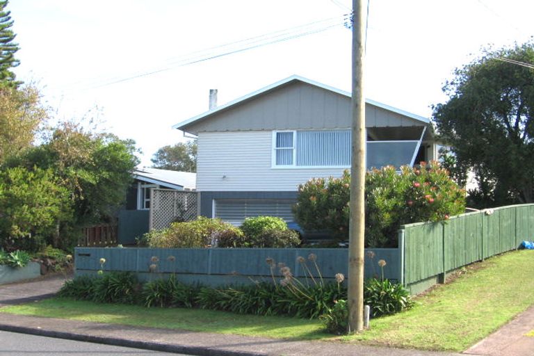 Photo of property in 3 Mayburn Road, Te Atatu Peninsula, Auckland, 0610