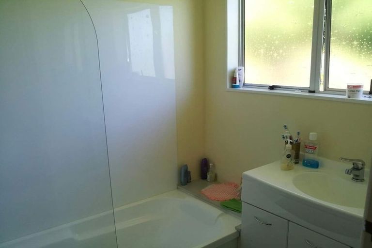 Photo of property in 45a Edgecombe Street, Newlands, Wellington, 6037