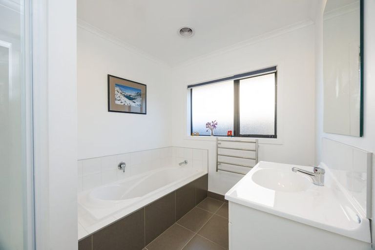 Photo of property in 12 Ron Place, Fitzherbert, Palmerston North, 4410