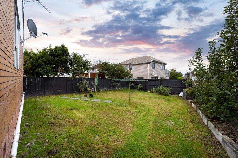 Photo of property in 2/102 Mcleod Road, Te Atatu South, Auckland, 0610