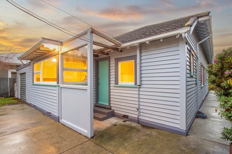 Photo of property in 18 Sandwich Road, Beckenham, Christchurch, 8023