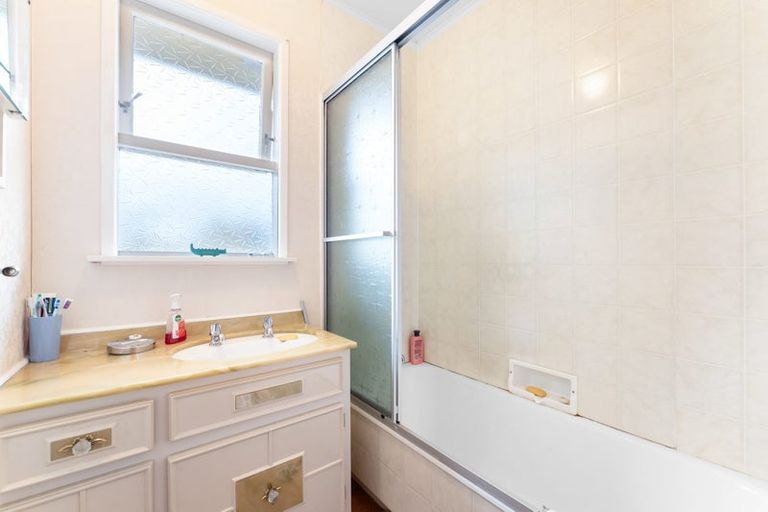 Photo of property in 92 Colwill Road, Massey, Auckland, 0614