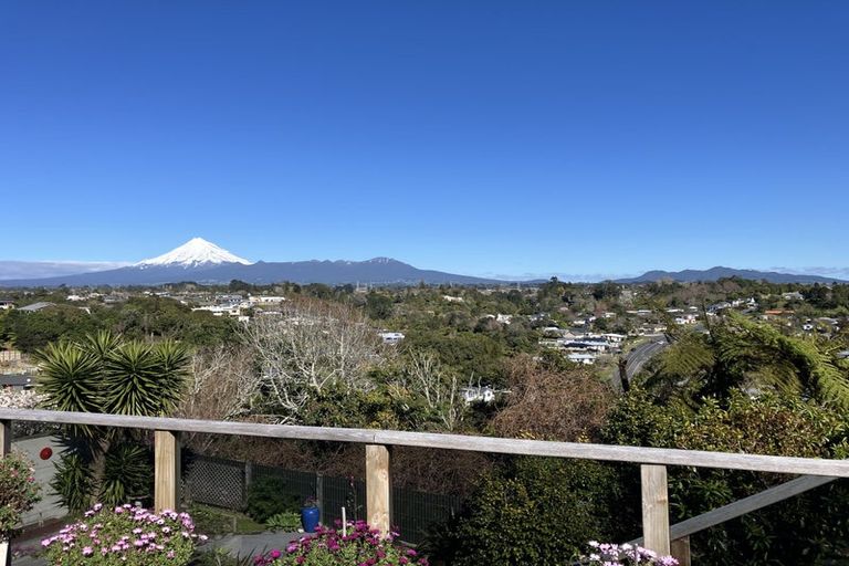 Photo of property in 21 Longview Drive, Merrilands, New Plymouth, 4312
