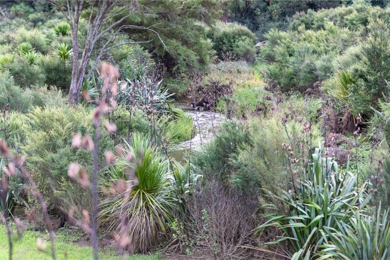 Photo of property in 4 Tuputupu Drive, Kumeu, 0810