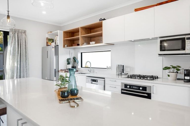 Photo of property in 13 Maureen Close, East Tamaki Heights, Auckland, 2016