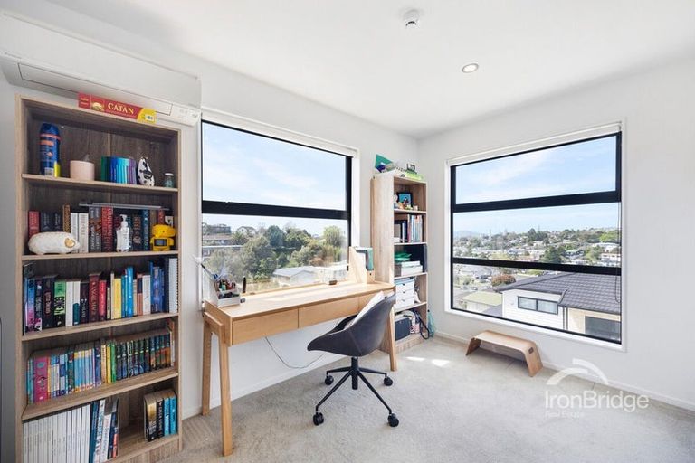 Photo of property in 21a Sovereign Place, Glenfield, Auckland, 0629