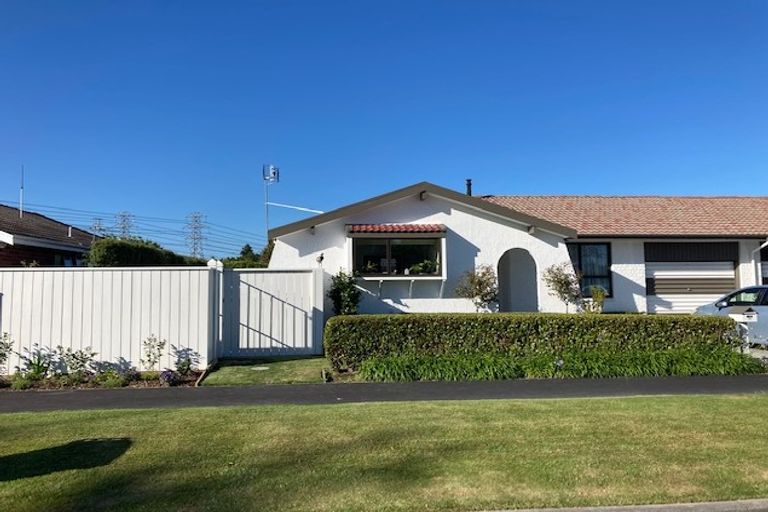 Photo of property in 2/98 Merrin Street, Avonhead, Christchurch, 8042