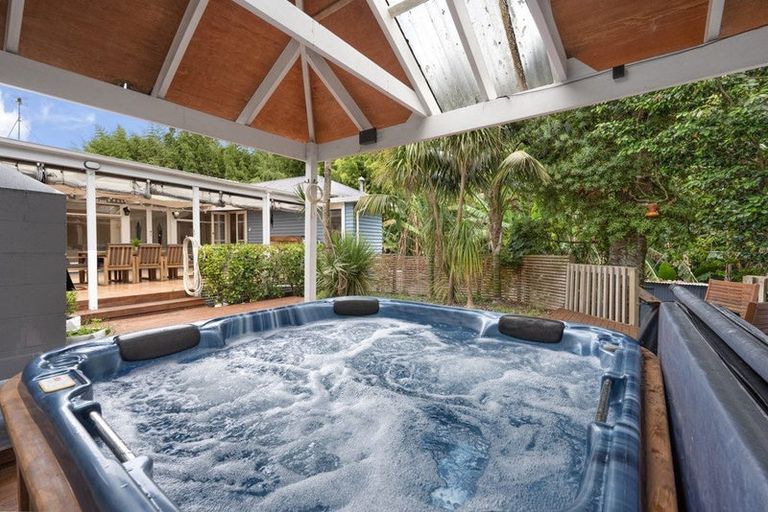 Photo of property in 24 Kingdale Road, Henderson, Auckland, 0610