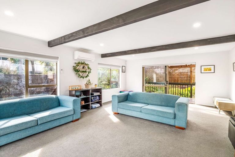 Photo of property in 10 Glen Vista Place, Bayview, Auckland, 0629