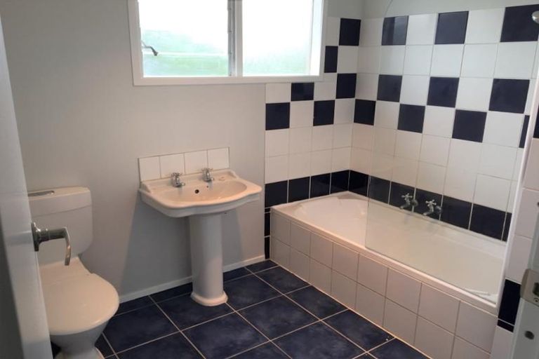 Photo of property in 69a Totara Road, Te Atatu Peninsula, Auckland, 0610