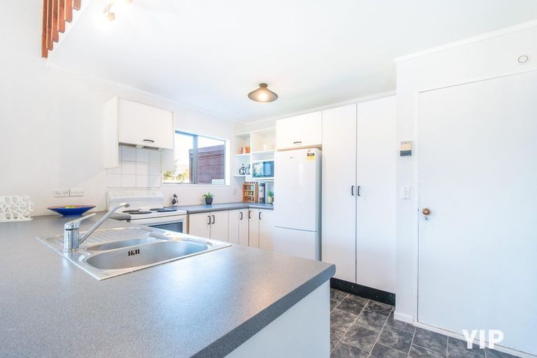 Photo of property in 27a Kingsbridge Place, Newlands, Wellington, 6037