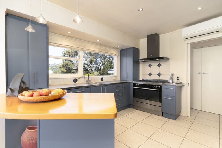 Photo of property in 48 Churton Drive, Churton Park, Wellington, 6037