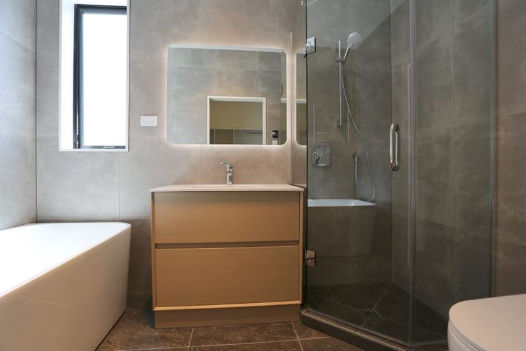 Photo of property in 1b Kirkdale Place, Northcross, Auckland, 0632