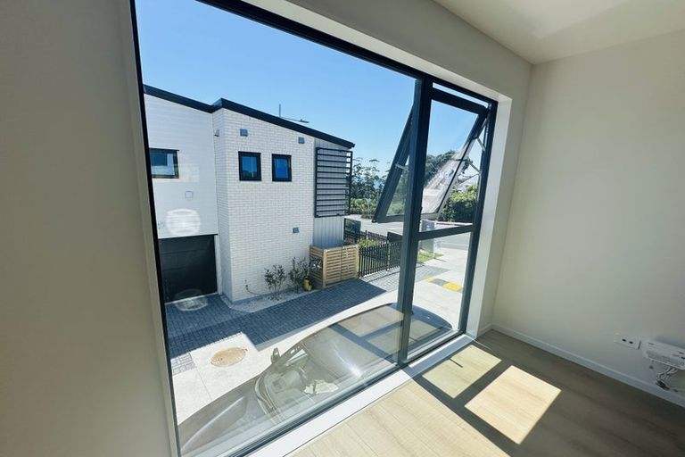 Photo of property in 1/1088 Beach Road, Torbay, Auckland, 0630