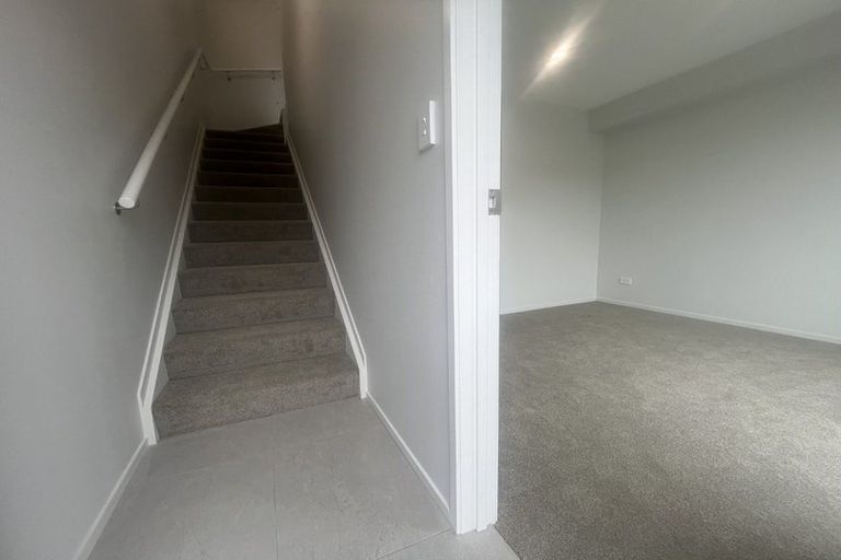 Photo of property in 2 Mikoikoi Crescent, Mangere Bridge, Auckland, 2022