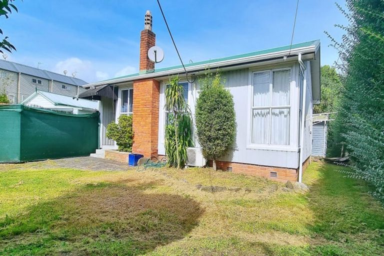 Photo of property in 8 Keeling Road, Henderson, Auckland, 0612