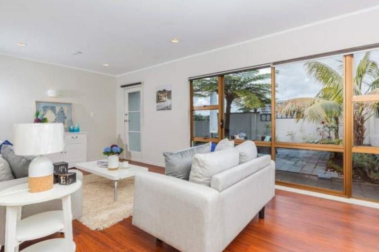 Photo of property in 2/14 Hollyhock Place, Browns Bay, Auckland, 0630