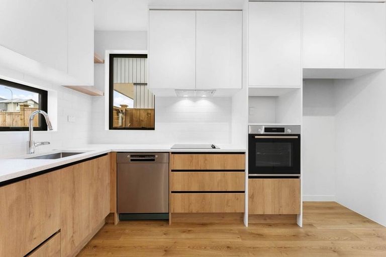 Photo of property in 16 Heketara Way, Massey, Auckland, 0614