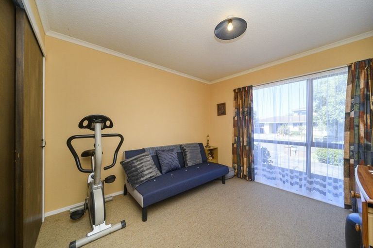Photo of property in 8 Grange Place, Milson, Palmerston North, 4414
