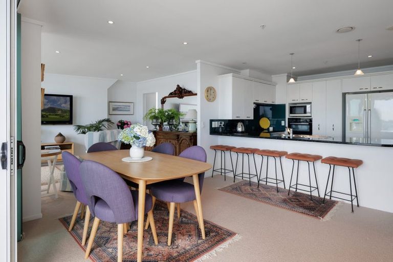 Photo of property in 72 Devonport Road, Tauranga, 3110