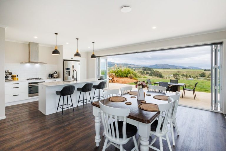 Photo of property in 16 Cyprus Place, Fitzherbert, Palmerston North, 4410