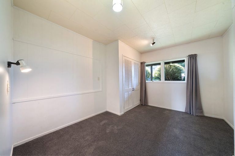 Photo of property in 28 Manhattan Heights, Glendene, Auckland, 0602