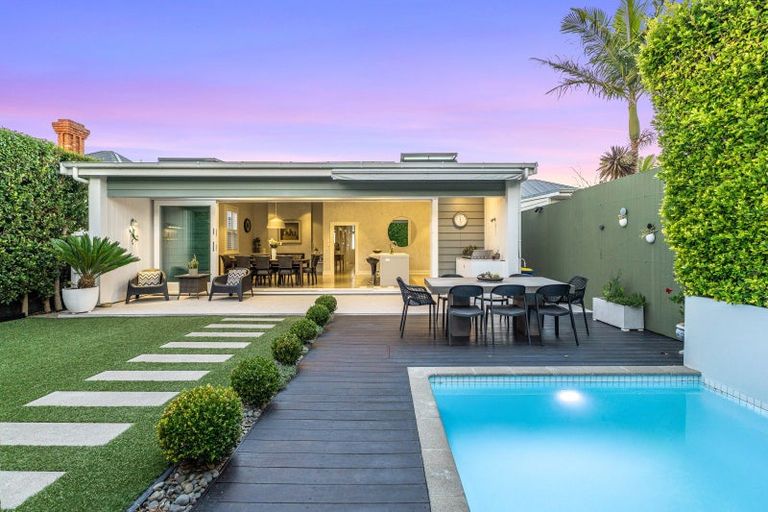 Photo of property in 9 Shoal Bay Road, Devonport, Auckland, 0624