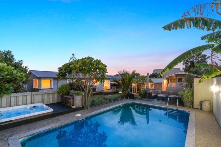 Photo of property in 8 Murray Road, Te Atatu Peninsula, Auckland, 0610