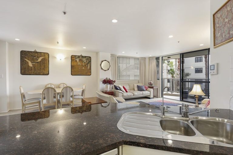 Photo of property in 1a/171 Hurstmere Road, Takapuna, Auckland, 0622