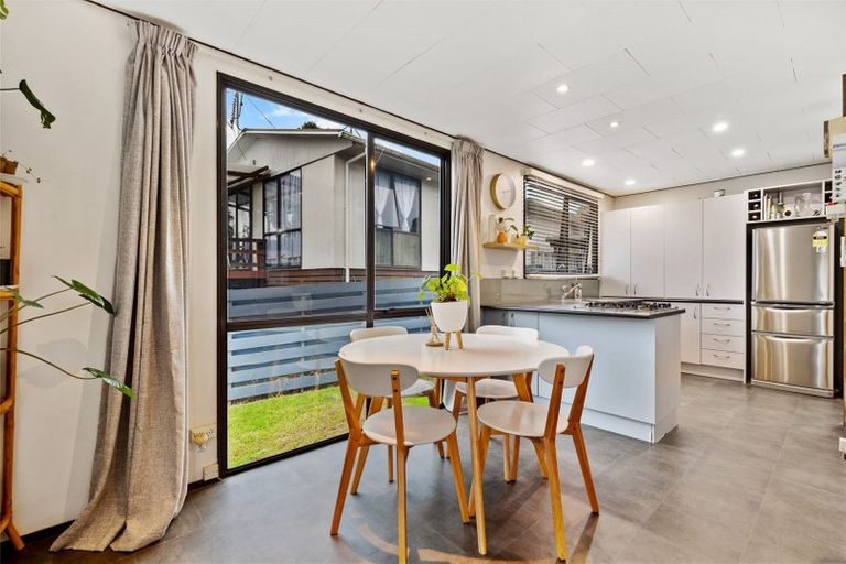 Photo of property in 2/22 Starforth Place, Henderson, Auckland, 0612