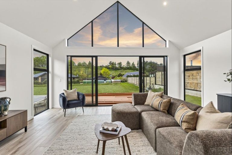 Photo of property in 10 Kamana Rise, Wanaka, 9382