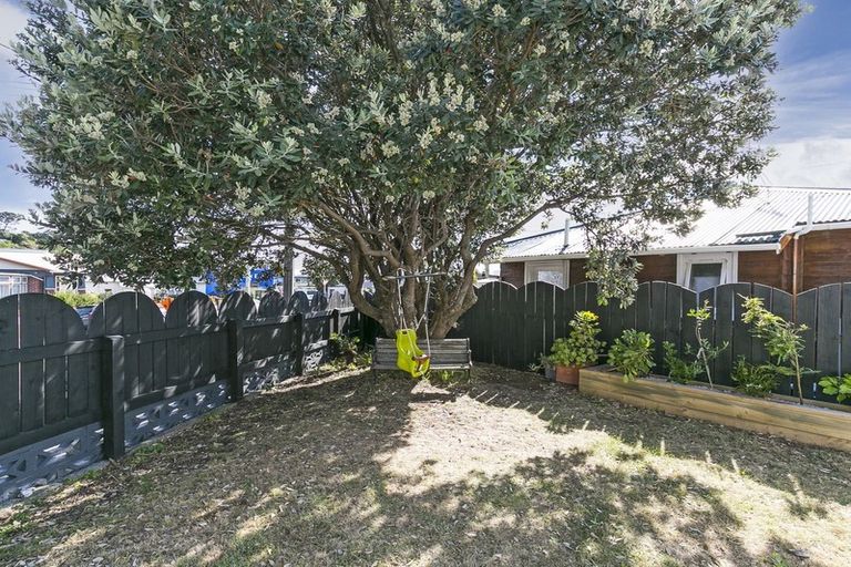 Photo of property in 23 Rua Street, Lyall Bay, Wellington, 6022