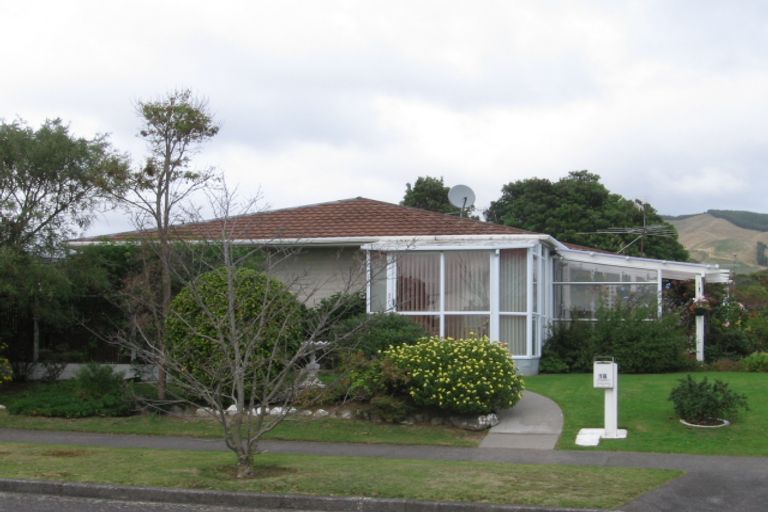 Photo of property in 18 Rewarewa Crescent, Waikanae, 5036