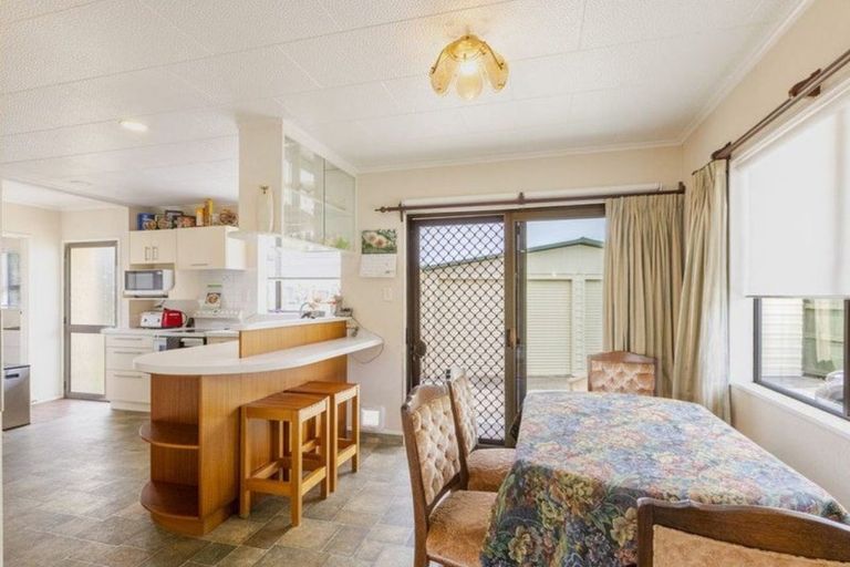 Photo of property in 9 Deakin Place, Clive, 4102