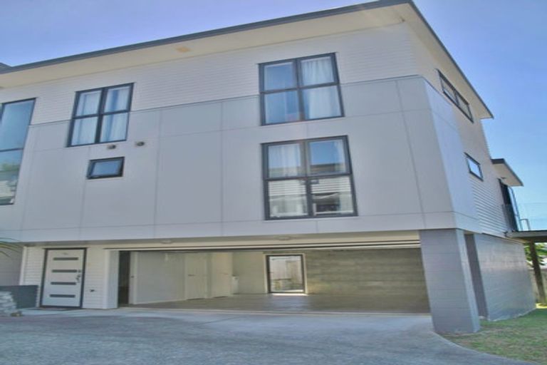 Photo of property in 16a Woodall Place, Totara Vale, Auckland, 0627