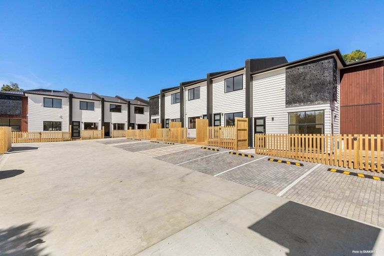 Photo of property in 1/65 Hogans Road, Glenfield, Auckland, 0629