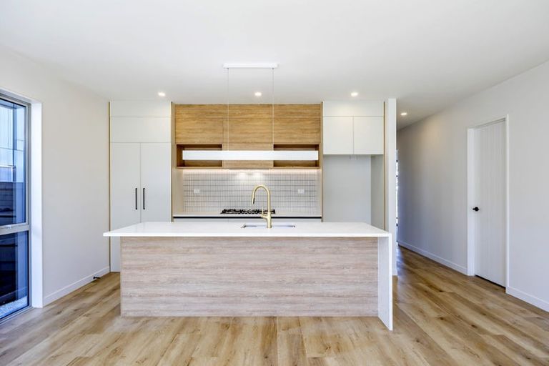 Photo of property in 2 Kartolina Crescent, Kumeu, 0810