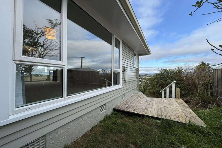 Photo of property in 52 Ruskin Road, Newlands, Wellington, 6037