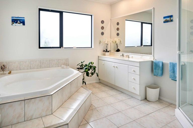 Photo of property in 19 Samwell Drive, Whitby, Porirua, 5024