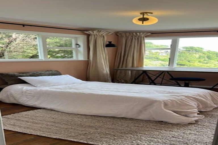 Photo of property in 5 Richmond Road, Mahina Bay, Lower Hutt, 5013